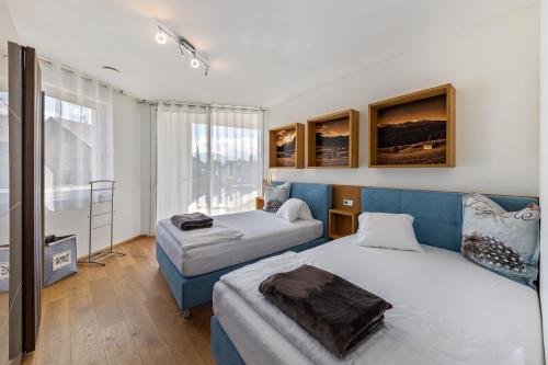 een hotelkamer met 2 bedden en een raam bij Villa Aich in San Paolo