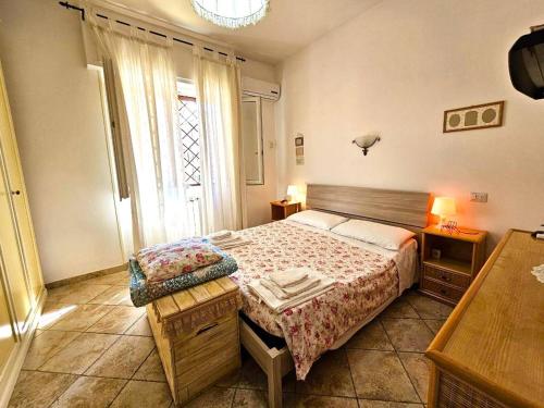 1 dormitorio con cama y ventana grande en A due passi dal Mare e Stazione, en Ladispoli