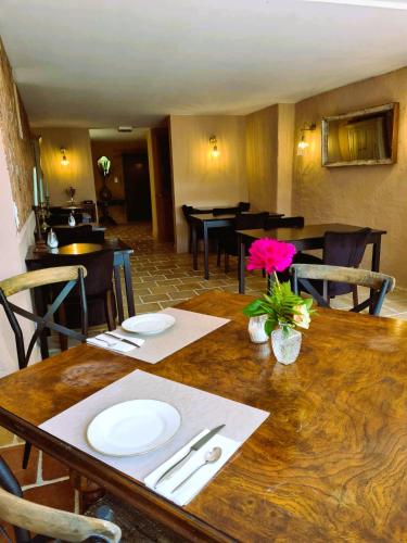 Posezení v ubytování Logis Hôtel Le Boudoir