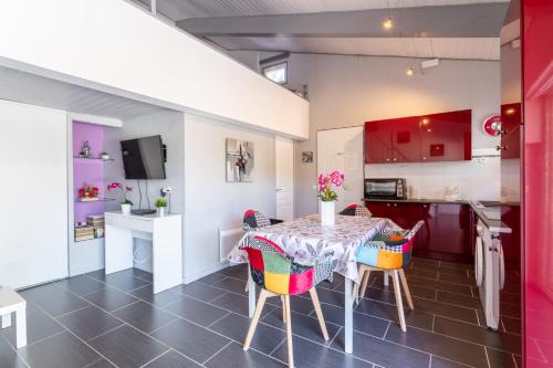 une cuisine et une salle à manger avec une table et des chaises dans l'établissement Logis Du Conflent, à Rodès