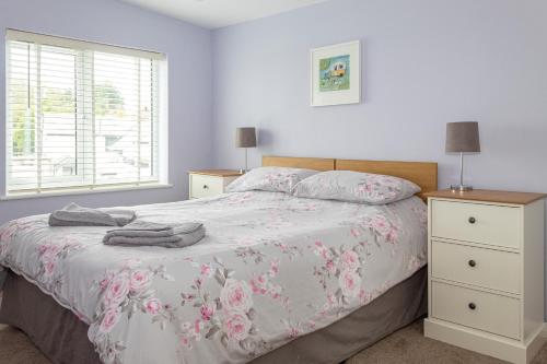 Postel nebo postele na pokoji v ubytování Cornish Coasts Holiday Park