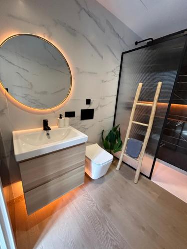 y baño con lavabo y espejo. en Apartments & Boutique Meraki, en Ontinyent