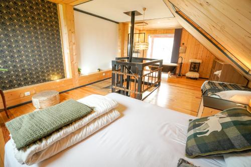 een slaapkamer met een bed in een kamer bij Le petit Repaire de Sailhan, Ecolodges in Sailhan