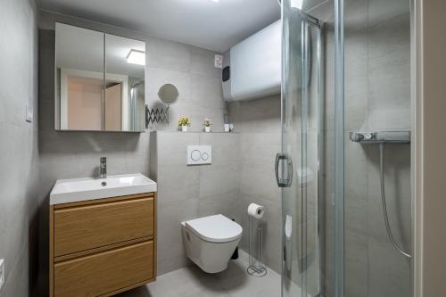Bilik mandi di Balatonic Lemon apartmanház