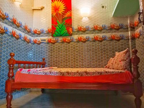ein Schlafzimmer mit einem Bett mit einer roten Decke in der Unterkunft John Beach House in Puducherry