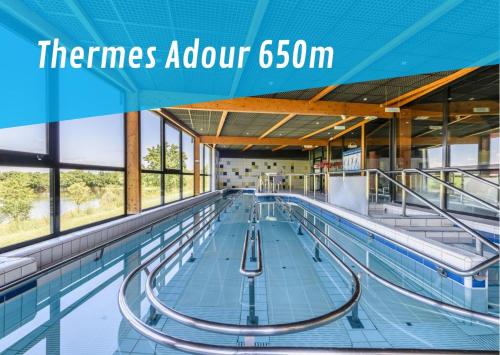 - une piscine dans un bâtiment dont les thèmes sont les suivants : dans l'établissement Les Rives d'Acqs, à Dax