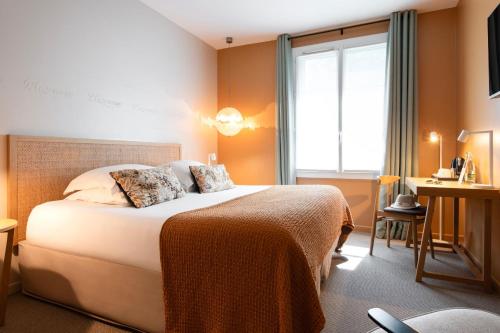 Postel nebo postele na pokoji v ubytování Hôtel Boutique Cézanne centre Aix-en-Provence