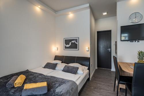 Katil atau katil-katil dalam bilik di Balatonic Lemon apartmanház