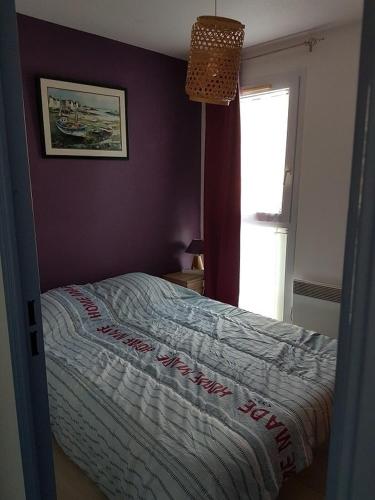 une chambre avec un lit et une fenêtre dans l'établissement APPT 2 PIECES 28m2 + LOGGIA 7m2 REF 4013, à Le Castellas