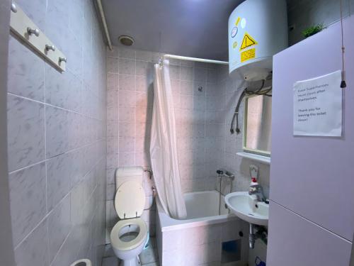 Koupelna v ubytování SAGR ROOMS shared toilet and kitchen
