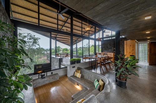 Posezení v ubytování SaffronStays Black Rock - 3BR pet-friendly eco-luxe villa with pool, game room & sunrise deck in Nashik