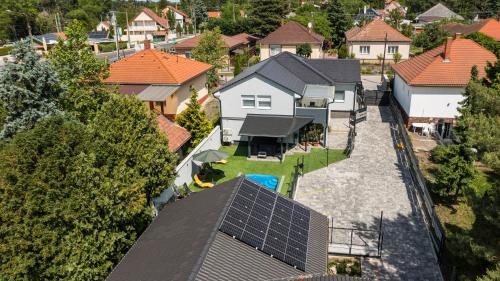 una vista aerea di una casa con pannelli solari sul tetto di Balatonic Lemon apartmanház a Siófok