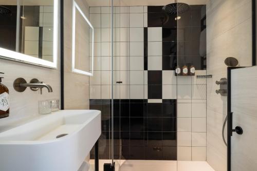 Ένα μπάνιο στο Hôtel Raspail Montparnasse