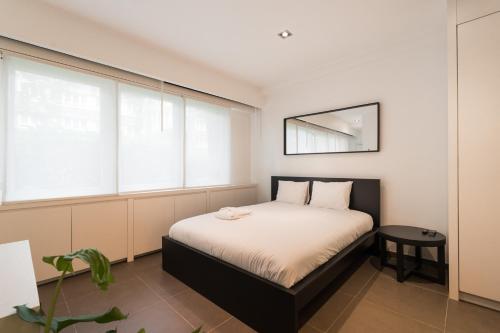 1 dormitorio con cama y ventana en The Loft, en Bruselas
