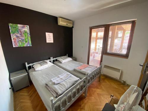 Postel nebo postele na pokoji v ubytování SAGR ROOMS shared toilet and kitchen
