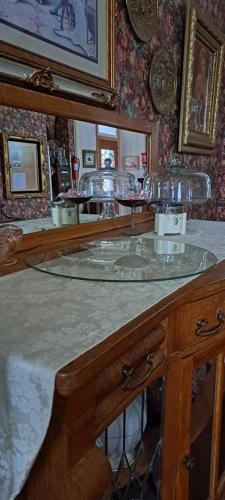 un tavolo di vetro con sopra dei bicchieri di The Mays Place Bed and Breakfast a Elgin