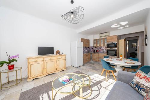un salon avec un canapé et une table dans l'établissement Cannes 3 BR 3 bath close to Palais & Croisette by Olam Properties, à Cannes