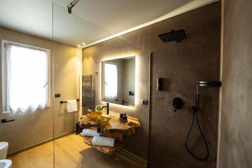 a bathroom with a sink and a shower at Hotel Ristorante Le Rose in Briatico
