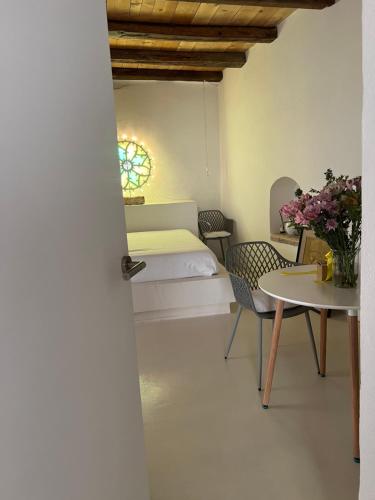 una camera con letto, tavolo e sedie di Hydria guest house art gallery ad Acquaviva delle Fonti