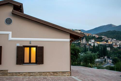 ヴィッジャネッロにあるL'Antica Fontana - Casa Vacanze B&Bの町の景色を望む窓付きの家