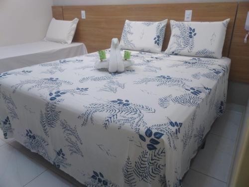 Een bed of bedden in een kamer bij Pousada Beija Flor