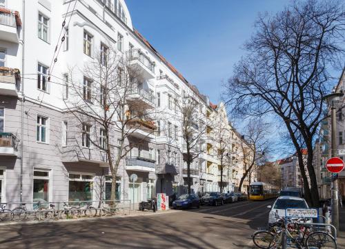 Foto oompH Berlin 3BR Apt with Light Tones and Artwork 6
