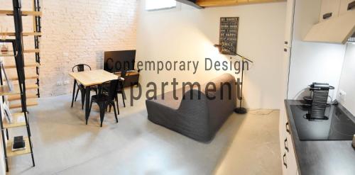 un comedor con una mesa y un cartel en la pared en Contemporary Design Loft & Apartment Padova en Padua