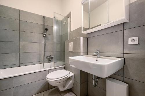 漢堡的住宿－Wunderschöne 3 Zimmer Wohnung，白色的浴室设有水槽和卫生间。