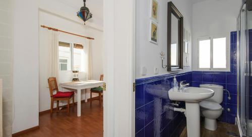 Extramuros Town house with roof terrace and sea view in the center of Conil