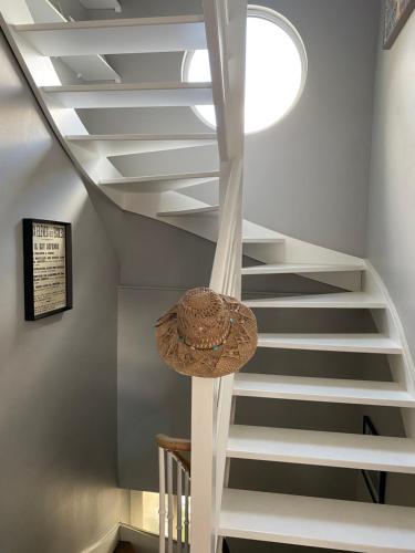 un escalier en colimaçon avec un plafond et un chapeau dessus dans l'établissement Chambres d’hôtes, au Mans