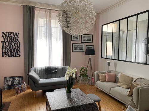 un salon avec un canapé et une chaise dans l'établissement Chambres d’hôtes, au Mans