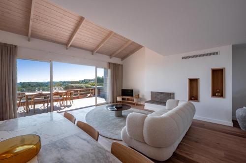 un salon avec un canapé et une table dans l'établissement Hameau de Piantarella, à Bonifacio