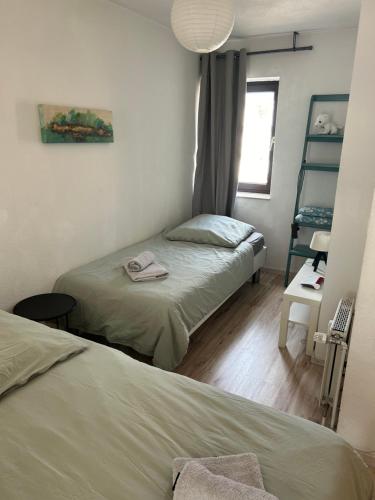 - une chambre avec deux lits, une fenêtre et une lampe dans l'établissement Apartment am Hochseilgarten, à Löhne