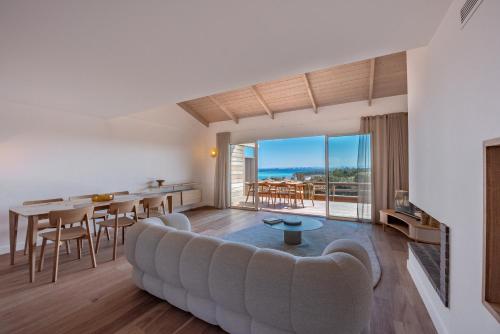 un salon avec un canapé et une table dans l'établissement Hameau de Piantarella, à Bonifacio