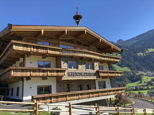 un gran edificio con balcones de madera en una montaña en Farmhouse in Schwendau with Ski Storage en Hippach