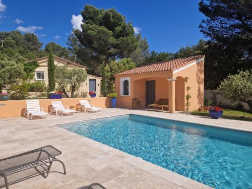 une villa avec piscine et une maison dans l'établissement la Cigalière, à LʼIsle-sur-la-Sorgue