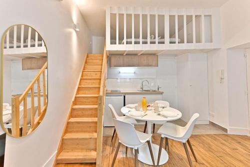 une cuisine et une salle à manger avec une table et des chaises dans l'établissement Loft Central #Marais #Rivoli, à Paris