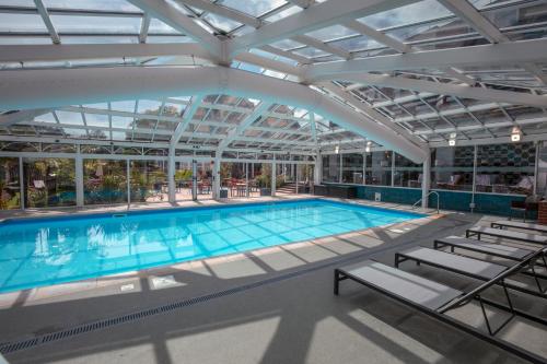 een uitzicht over het zwembad bij Bournemouth West Cliff Hotel in Bournemouth
