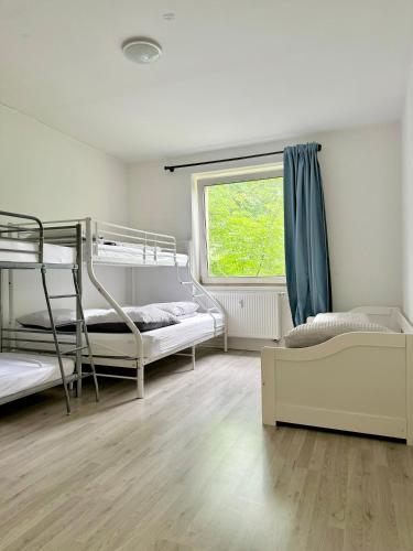 Pokój z 2 łóżkami piętrowymi i oknem w obiekcie Apartment Mimi Homes Cologne City w Kolonii