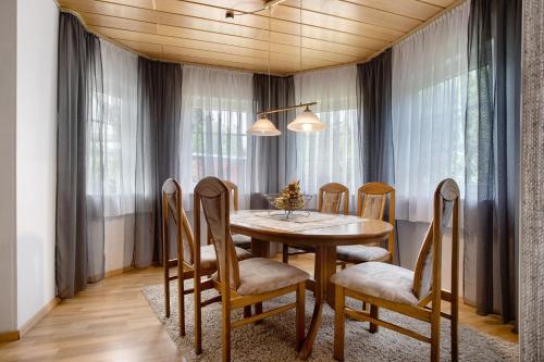 a dining room with a table and chairs at Ferienwohnung K Schröder in Sundhagen