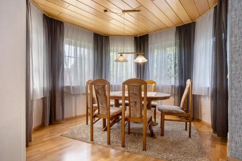 a dining room with a table and chairs at Ferienwohnung K Schröder in Sundhagen