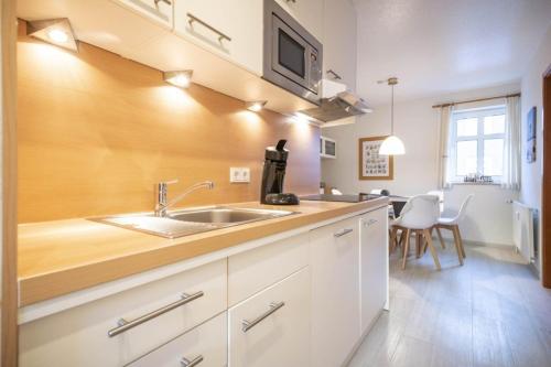 eine Küche mit einer Spüle und einer Arbeitsplatte in der Unterkunft Appartment 207 in Juist