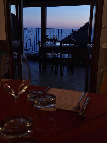 uma mesa de jantar com vista para o oceano em Agriturismo Orrido di Pino em Agerola