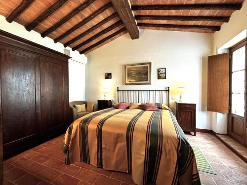 a bedroom with a large bed in a room at Agriturismo LeGi Toscana in Pietraviva