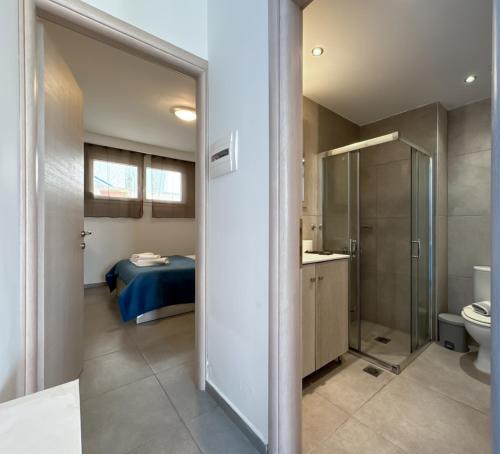 ein Bad mit einem Bett und einem WC in einem Zimmer in der Unterkunft Blue Horizon 2 in Nea Kallikratia