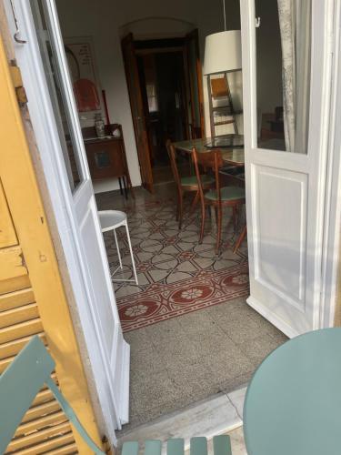 una porta aperta per una camera con tavolo e sedie di Casa Righetti a La Spezia