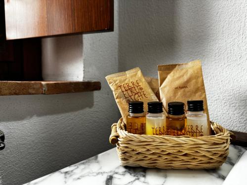 a basket with four bottles of honey on a counter at Agriturismo LeGi Toscana in Pietraviva