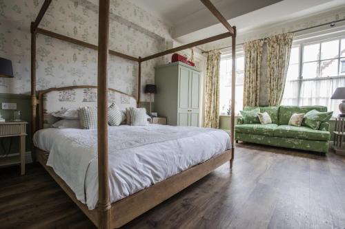 Uma cama ou camas num quarto em The George Hotel and Beach Club