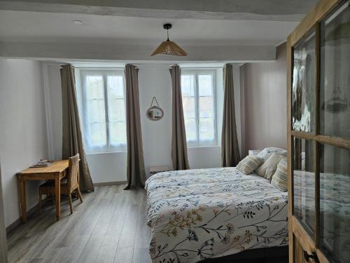 Postel nebo postele na pokoji v ubytování grande chambre confort les arcades
