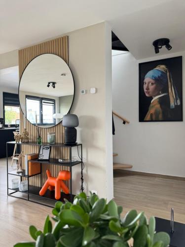 - un salon avec un miroir et une table dans l'établissement Duplex 100m2 style contemporain, à Seraing